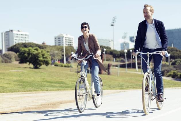 Couple with bikes in Barcelona model released Symbolfoto  JSRF00355