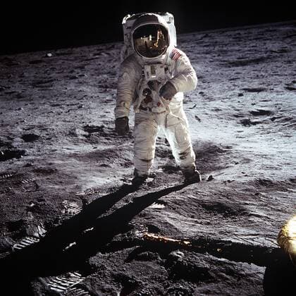 Ikonische Bilder der Zeitgeschichte US Astronaut Buzz Aldrin, walking on the Moon July 20 1969. Taken during the first Lunar landing of the Apollo 11 space mission by NASA. World History Archive Copyright: xPhoto12 AnnxRonanxPicturexLibraryx ARP10A01348