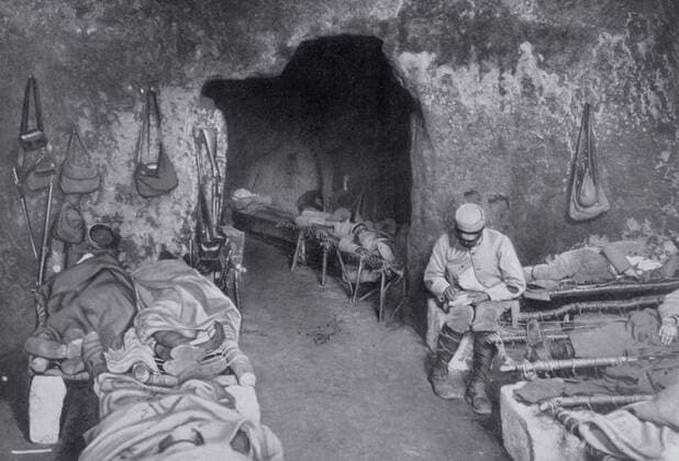 World War I : French soldiers resting World War I : French soldiers resting in a grotto in a trench complex. Most are sleeping on improvised beds and one is writing a letter From Le Flambeau , Paris Copyright: xPhoto12 AnnxRonanxPicturexLibraryx ARP10A02098