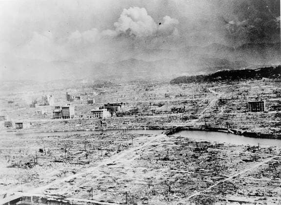 IMAGO History, Zweiter Weltkrieg: 1939 - 1945 World War II: View of the city of Hiroshima, Japan, after the explosion of the atomic bomb, 6 August 1945. US Army photograph. Warfare Nuclear Ruins Destruction NA Copyright: xPhoto12 AnnxRonanxPicturexLibraryx ARP10A02433