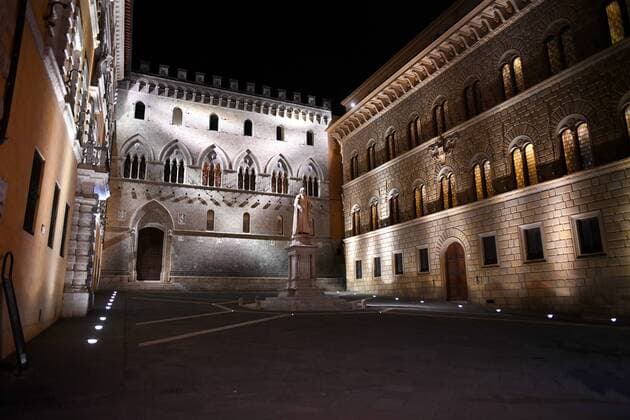 Italien, Siena, 23.07.2019 Die Banca Monte dei Paschi di Siena S.p.A. ist eines der groeßten Kreditinstitute Italiens und gilt als die aelteste noch existierende Bank der Welt. Die Bankzentrale residiert im Palazzo Salimbeni im Zentrum von Siena in der Toskana. Foto: Palazzo Salimbeni, Sitz der Zentrale der Banca Monte dei Paschi di Siena bei Nacht Banca Monte Dei Paschi di Siena *** Italy, Siena, 23 07 2019 Banca Monte dei Paschi di Siena S p A is one of the largest credit institutions in Italy and is considered to be the oldest bank in the world The banks head office is located in Palazzo Salimbeni in the centre of Siena in Tuscany Photo Palazzo Salimbeni, headquarters of Banca Monte dei Paschi di Siena at night Banca Monte Dei Paschi di Siena