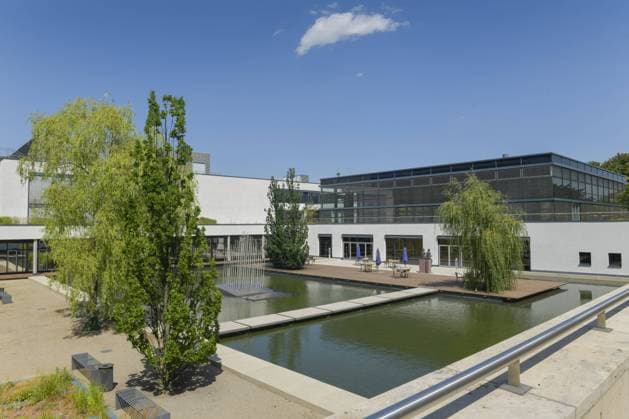 See, Bühne und Funktionsgebäude, Thüringer Landtag, Jürgen-Fuchs-Straße, Erfurt, Thüringen, Deutschland *** Lake, stage and functional building, Thüringer Landtag, Jürgen Fuchs Street, Erfurt, Thuringia, Germany