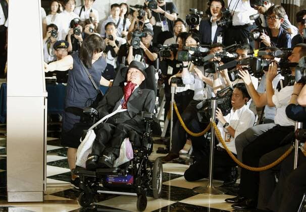 News Themen der Woche KW31 Japanese lawmaker with disabilities Newly elected lawmaker Yasuhiko Funago, a sufferer of amyotrophic lateral sclerosis, watches on as his aide presses a button on the attendance board at the parliament building in Tokyo on Aug. 1, 2019, before entering an extraordinary Diet session. Funago, of the anti-establishment Reiwa Shinsengumi party, won a seat in the July 21 upper house election. 