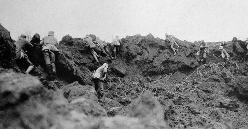 World War One German infantry advance from a trench under allied gunfire. 1915 World War One German infantry advance from a trench under allied gunfire. 1915 Copyright: xPhoto12 AnnxRonanxPicturexLibraryx ARP17A22048