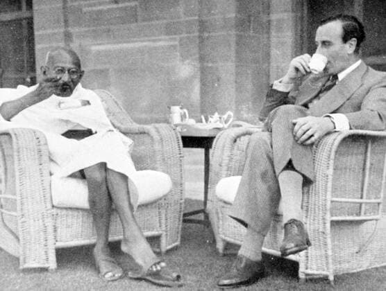 IMAGO ICONS: Mahatma Gandhi Breakfast meeting between Mahatma Gandhi and Viceroy of India Breakfast meeting between Mahatma Gandhi and Viceroy of India, Lord Mountbatten 1947 Copyright: xPhoto12 AnnxRonanxPicturexLibraryx ARP17A24008