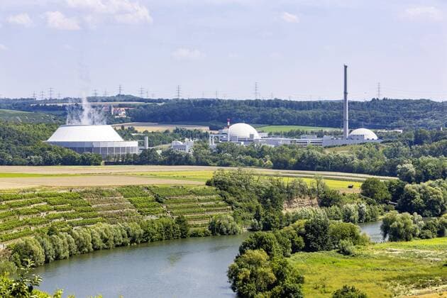 DEU, Deutschland, Baden-Württemberg, Heilbronn, 17.07.2019: Kernkraftwerk Neckarwestheim (Gemeinschaftskernkraftwerk Neckar, GKN) in Neckarwestheim mit zwei Druckwasserreaktoren wird vom EnBW-Tochterunternehmen EnBW Kernkraft GmbH mit Sitz in Obrigheim betrieben. Der Druckwasserreaktor Neckarwestheim 2 geht voraussichtlich im Dezember 2022 vom Netz. Reaktorblock 1 wurde bereits 2011 stilgelegt. *** DEU, Germany, Baden Württemberg, Heilbronn, 17 07 2019 Neckarwestheim nuclear power plant Neckarwestheim Community nuclear power plant Neckar, GKN in Neckarwestheim with two pressurized water reactors is operated by EnBW subsidiary EnBW Kernkraft GmbH with headquarters in Obrigheim The pressurized water reactor Neckarwestheim 2 is scheduled to leave the grid in December 2022 Reactor unit 1 has already been shut down in 2011