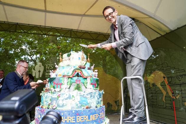 01 08 2019,Berlin,Germany,GER,Zoologischer Garten Berlin ZOO,today 175 years ago on 01 August 1844 this zoo was opened birthday cake Stephan von Dassel has been on the ladder since 27 October 2016 the district mayor of Berlins Mitte district