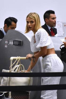 Irina Baeva und Gabriel Soto am Flughafen von Mexiko-Stadt Irina Baeva and Gabriel Soto in Mexico City Airport MEXICO CITY, MEXICO - AUGUST 1: Actor Gabriel Soto and his girlfriend actress Irina Baeva during the documenting luggage before boarding the plane to Cancun at Mexico City International Airport on August 1, 2019 in Mexico City, Mexico  Copyright: xx EYE3675