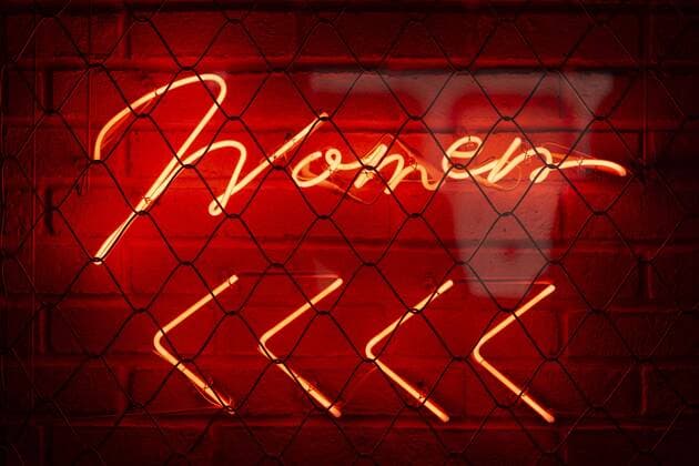  Hinweis auf WC, Frauen, beleuchtetes Schild Women mit rotem Hintergrund, Tokio, Japan, Asien *** Reference to WC, women, illuminated sign Women with red background, Tokyo, Japan, Asia Copyright: imageBROKER/MoritzxWolf ibxmmw04931406.jpg