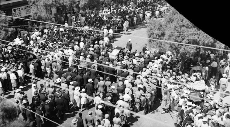 Photograph of the Funeral of Meir Dizengoff, mayor of Tel Aviv Photograph of the Funeral of Meir Dizengoff (1861-1936), mayor of Tel Aviv. Dated 1936 Copyright: xPhoto12 AnnxRonanxPicturexLibraryx ARP18A25152