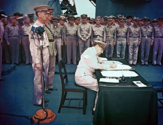 General Douglas MacArthur signing the Instrument of Surrender on behalf of the Allied Powers 1945 General Douglas MacArthur signing the Instrument of Surrender on behalf of the Allied Powers 1945 Copyright: xPhoto12 AnnxRonanxPicturexLibraryx ARP18A27491