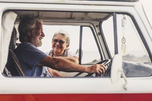 Senior couple traveling in a vintage van, taking a break at the sea, talking model released Symbolfoto  SIPF01993