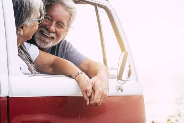 Senior couple traveling in a vintage van, looking at the sea model released Symbolfoto  SIPF02006