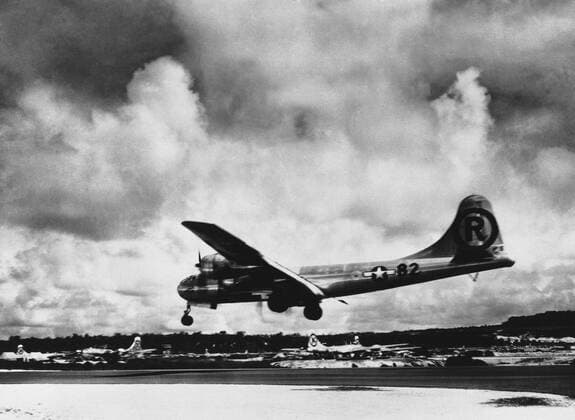 IMAGO History, Zweiter Weltkrieg: 1939 - 1945 The Enola Gay aircraft dropped an atomic bomb. The bomb at Hiroshima, Japan 1945 The Enola Gay, Boeing B-29 Superfortress bomber, named for Enola Gay Tibbets, the mother of the pilot, Colonel Paul Tibbets, On 6 August 1945, during the final stages of World War II, it became the first aircraft to drop an atomic bomb. The bomb, was targeted at the city of Hiroshima, Japan, Copyright: xPhoto12 AnnxRonanxPicturexLibraryx ARP18A29149