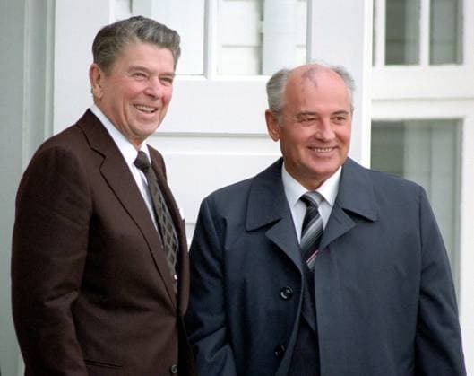 Photograph of President Ronald Reagan and Mikhail Gorbachev Meeting between US President Ronald Reagan and Russian leader Mikhail Gorbachev at the historic 1986 Reagan-Gorbachev summit in Reykjavik, Iceland Copyright: xPhoto12 AnnxRonanxPicturexLibraryx ARP18A30044