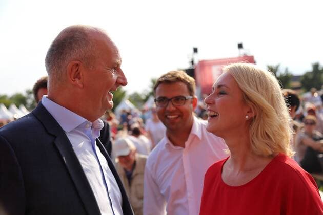 Dietmar Woidke Prime Minister of Brandenburg , Erik Stohn Secretary General of the SPD Brandenburg and Manuela Schwesig Prime Minister of Mecklenburg Vorpommern , v l , all SPD, talking at the family celebration of the SPD Brandenburg within the framework of the election campaign tour for the state election, Potsdam, 2 August 2019 The election will take place on 1 September Family celebration of the SPD Brandenburg