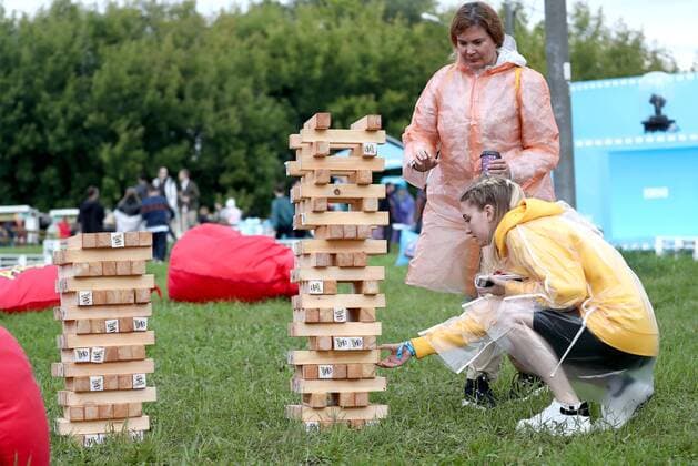 MOSCOW, RUSSIA - AUGUST 3, 2019: People play jenga at the 2019 Afisha Picnic music festival at Moscow s Kolomenskoye Museum-Reserve. Anton Novoderezhkin TASS  TS0B5531