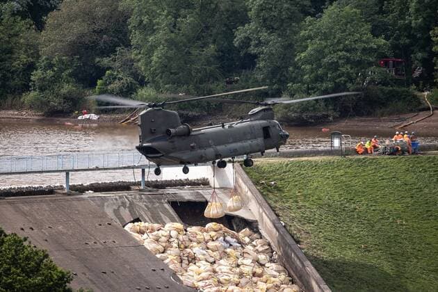 News Themen der Woche KW31 News Bilder des Tages August 3, 2019, Whaley Bridge, Derbyshire, UK: Whaley Bridge, UK. An RAF Chinook helicopter flies in low and drops large sacks of aggregate in to the hole in the slipway . The town of Whaley Bridge in Derbyshire remains evacuated after heavy rain caused damage to a slipway on the Toddbrook Reservoir , threatening homes and businesses with flooding. Whaley Bridge UK  - ZUMAl94_ 20190803_zaf_l94_123 Copyright: xJoelxGoodmanx