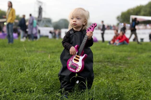 MOSCOW, RUSSIA - AUGUST 3, 2019: A child holds a toy guitar at the 2019 Afisha Picnic music festival at Moscow s Kolomenskoye Museum-Reserve. Anton Novoderezhkin TASS EDITORIAL USE ONLY; NO COMMERCIAL USE; NO ADVERTISING  TS0B55CF