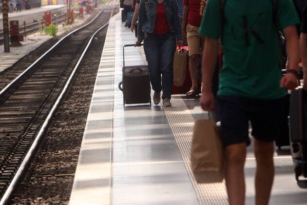 Passengers from an ICE of DB Deutsche Bahn leave the platform at Frankfurt main station, Hesse, Germany