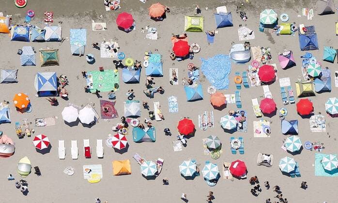 News Themen der Woche KW31 News Bilder des Tages Heat wave in Japan Photo taken Aug. 4, 2019, from a Kyodo News helicopter shows parasols on Zushi Beach in Kanagawa Prefecture, near Tokyo, as people flock there for sea bathing amid the scorching summer heat. 
