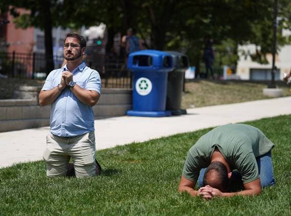 News Themen der Woche KW31 News Bilder des Tages (190804) -- DAYTON (U.S.), Aug. 4, 2019 -- People attend a prayer vigil for the victims of the mass shooting in Dayton of Ohio, the United States, on Aug. 4, 2019. Nine people were killed with 26 others injured early Sunday morning in a mass shooting near a bar in Dayton, a city in midwest U.S. state of Ohio, the authorities said. The gunman was shot dead at the scene by police. ) U.S.-OHIO-DAYTON-MASS SHOOTING-AFTERMATH LiuxJie 
