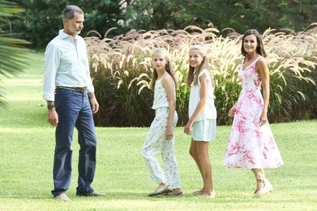 Entertainment Themen der Woche KW31 Entertainment Bilder des Tages Spanische Königsfamilie während Fotoshootings in Palma de Mallorca August 4, 2019, Palma, Baleares, Spain: King Felipe VI of Spain, Queen Letizia of Spain, Crown Princess Leonor, Princess Sofia pose for the photograhers during Summer Photosession at Marivent Palace on August 4, 2019 in Palma, Spain Palma Spain  - ZUMAg15_ 20190804_zaf_g15_081 Copyright: xJackxAbuinx