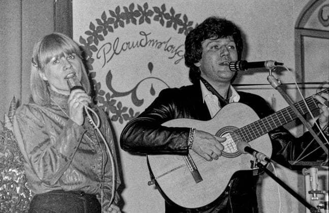 Geschichte 16.02.1983 Gäste im Haus der NVA die Stars der DDR Gesangsduo Monika Hauf und Klaus-Dieter Henkler und hier als Moderator der Sänger Fred Frohberg (brille). Ein Ort zum knüpfen von kulturellen und gesellschaftlichen Beziehungen, war das Haus der NVA in Halle, Bernburger Straße. Das Haus war vor allen ein Ort für zentrale Veranstaltungen und ein Anlaufpunkt für Soldaten und deren Familien für Feierlichkeiten. Halle Saale Sachsen-Anhalt Deutschland *** History 16 02 1983 Guests in the House of the NVA the stars of the GDR singing duo Monika Hauf and Klaus Dieter Henkler and here as moderator the singers Fred Frohberg glasses A place to establish cultural and social relations, was the House of the NVA in Halle, Bernburger Straße The house was above all a place for central events and a meeting point for soldiers and their famili
