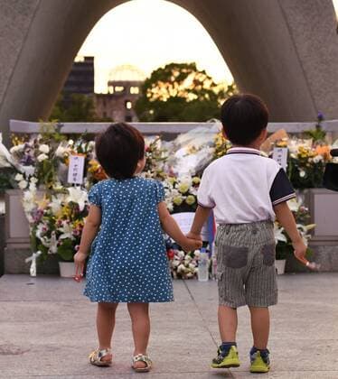 News Themen der Woche KW32 News Bilder des Tages 74th A-bomb anniversary in Hiroshima Children visit the cenotaph for A-bomb victims at the Peace Memorial Park in Hiroshima on Aug. 6, 2019, as the western Japan city marked the 74th anniversary of the U.S. atomic bombing. 