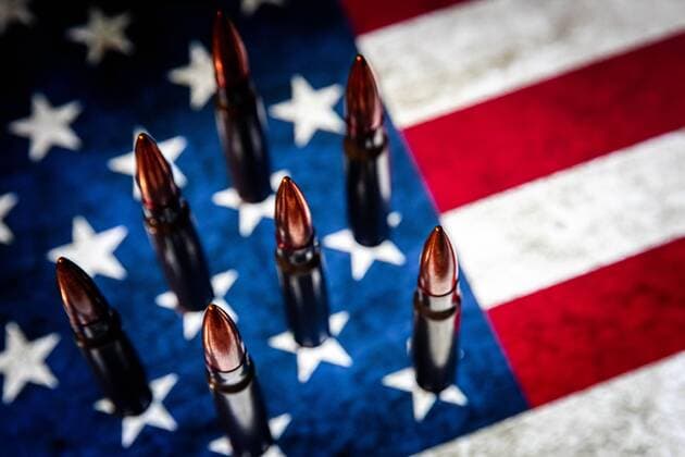 The following text was translated automatically ILLUSTRATIVE - An American flag with patterns for a firearm. In America, the firearm policy leads to discussion after various major shootings. Photo: Rob Engelaar Hollandse Hoogte  Copyright: xHollandsexHoogtex xRobxEngelaarx x200707798x