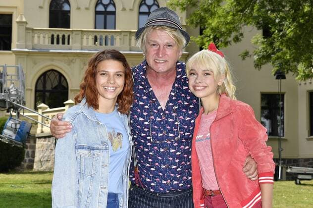 Harriet Herbig Matten, Detlev Buck and Katharina Hirschberg at a photo shoot on the set of the Amazon Original series Bibi Tina at Schloss Reichenow Reichenow Möglin, 06 08 2019 Foto:xF.xKernx xFuturexImage