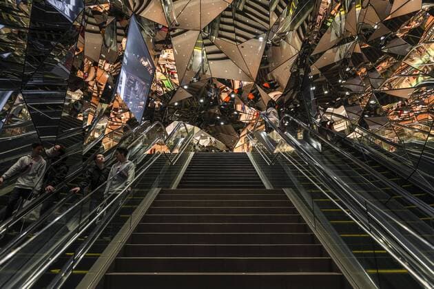 IMAGO Creative: Dichotomien, Reflexionen - Architektur  Treppenaufgang, Eingang in ein Einkaufszentrum mit vielen Spiegeln, Tokyu Plaza Omotesando Harajuku, moderne Architektur, Tokyo, Japan, Asien *** staircase, entrance to a shopping center with many mirrors, Tokyu Plaza Omotesando Harajuku, modern architecture, Tokyo, Japan, Asia Copyright: imageBROKER/MoritzxWolf iblmmw04956245.jpg