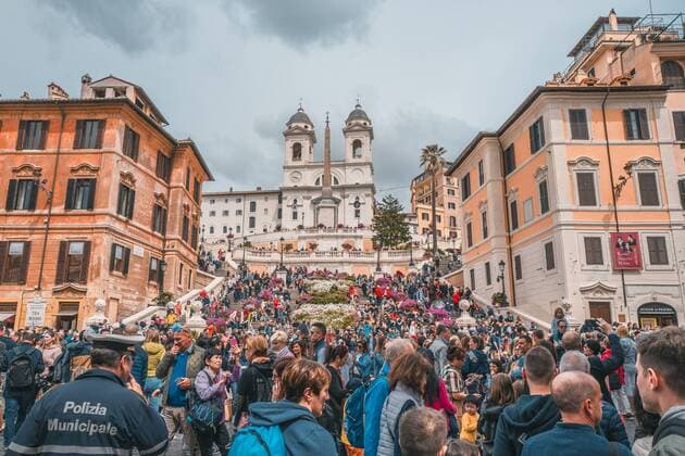 SPANISH TREPPE IN ROM 26 04 2019 Rome Numerous tourists cavort around the Spanish Steps in Rome Italy on 28 April 2019
