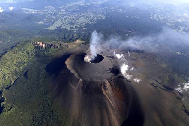 News Themen der Woche KW32 News Bilder des Tages Minor volcanic eruption in eastern Japan Photo taken Aug. 8, 2019, from a Kyodo News helicopter shows a crater of Japan s Mt. Asama straddling Gunma and Nagano prefectures following a small eruption that occurred the previous night. 