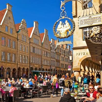 Strassencafe am Prinzipalmarkt, Deutschland, Nordrhein-Westfalen, Muensterland, Muenster Prinzipalmarkt, historic principal marketplace with sidewalk cafe, Germany, North Rhine-Westphalia, Muensterland, Munster BLWS540694 Copyright: xblickwinkel S.xZiesex