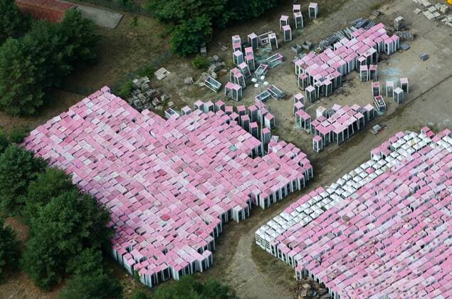Luftbilder MICHENDORF, 04.08.19, Sammelstelle für Telefonzellen Telekom Gelände pinkfarbene Telefonzellen lagern in einem Wald bei Michendorf und sind zum Verkauf freigegeben Telefonzellen-Friedhof *** Aerial photos MICHENDORF, 04 08 19, Collection point for telephone booths Telekom site pink telephone booths are stored in a forest near Michendorf and are available for sale Phone booths Cemetery