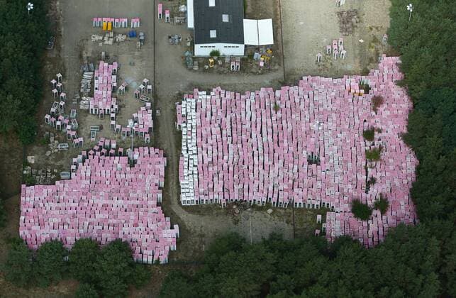 Luftbilder MICHENDORF, 04.08.19, Sammelstelle für Telefonzellen Telekom Gelände pinkfarbene Telefonzellen lagern in einem Wald bei Michendorf und sind zum Verkauf freigegeben Telefonzellen-Friedhof *** Aerial photos MICHENDORF, 04 08 19, Collection point for telephone booths Telekom site pink telephone booths are stored in a forest near Michendorf and are available for sale Phone booths Cemetery