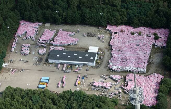 Luftbilder MICHENDORF, 04.08.19, Sammelstelle für Telefonzellen Telekom Gelände pinkfarbene Telefonzellen lagern in einem Wald bei Michendorf und sind zum Verkauf freigegeben Telefonzellen-Friedhof *** Aerial photos MICHENDORF, 04 08 19, Collection point for telephone booths Telekom site pink telephone booths are stored in a forest near Michendorf and are available for sale Phone booths Cemetery