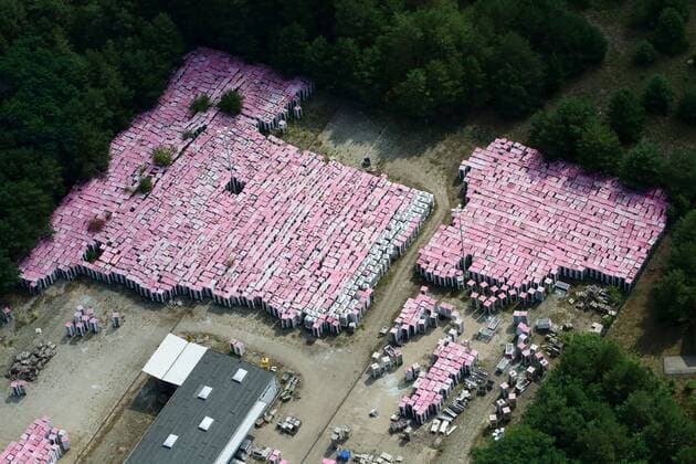 Luftbilder MICHENDORF, 04.08.19, Sammelstelle für Telefonzellen Telekom Gelände pinkfarbene Telefonzellen lagern in einem Wald bei Michendorf und sind zum Verkauf freigegeben Telefonzellen-Friedhof *** Aerial photos MICHENDORF, 04 08 19, Collection point for telephone booths Telekom site pink telephone booths are stored in a forest near Michendorf and are available for sale Phone booths Cemetery