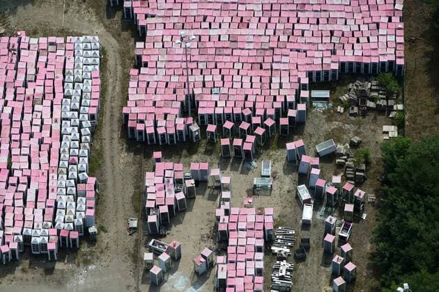 Luftbilder MICHENDORF, 04.08.19, Sammelstelle für Telefonzellen Telekom Gelände pinkfarbene Telefonzellen lagern in einem Wald bei Michendorf und sind zum Verkauf freigegeben Telefonzellen-Friedhof *** Aerial photos MICHENDORF, 04 08 19, Collection point for telephone booths Telekom site pink telephone booths are stored in a forest near Michendorf and are available for sale Phone booths Cemetery