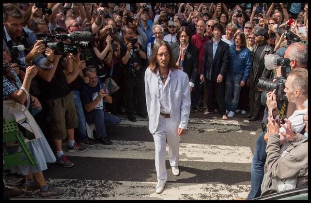 Entertainment Themen der Woche KW32 Entertainment Bilder des Tages . 08 08 2019. London, United Kingdom. 50th anniversary Beatles event at Abbey Road. Marking the 50th anniversary of the iconic Beatles zebra crossing image outside Abbey Road recording studios. Look-a-like band ÔFab GearÕ, arrive in a replica of John LennonÕs psychedelic Rolls Royce, to lead everyone across the famous crossing 50 years to the minute since the Beatles.  xMartynxWheatleyx xi-Imagesx IIM-20016-0014