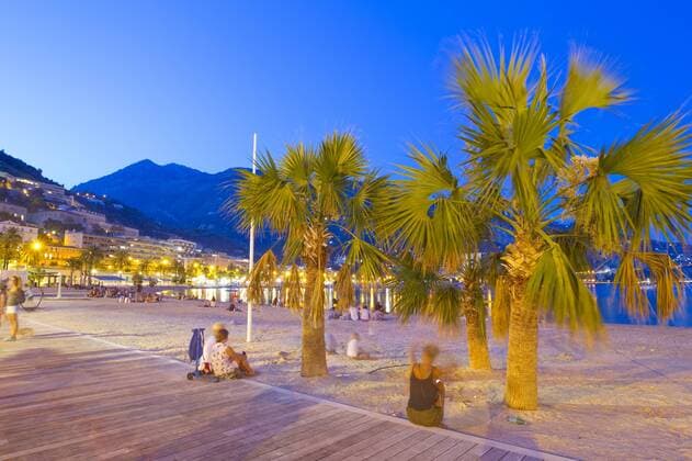 Frankreich, Klassikmusikfestival in Menton Menton, France - August 09, 2019: The 70th Festival de Musique Menton Summer Vacation Atmosphere. Sommer, blue hour, Meer, Sea, Strand, Urlaub, Palm Tree, Palme 70th Festival de Musique Menton, Vacation Atmosphere