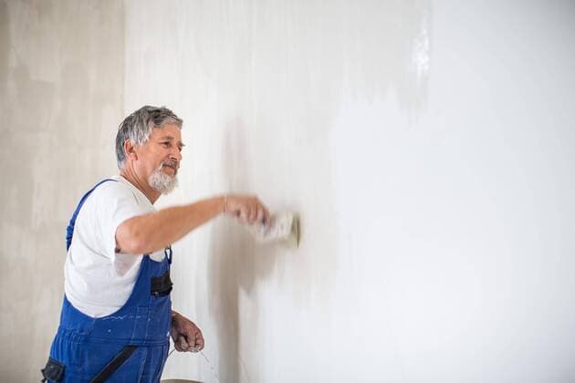  Senior painter man at work with a paint bucket, wall painting concept ,model released, Symbolfoto  Copyright: xLightpoetx Panthermedia25835047