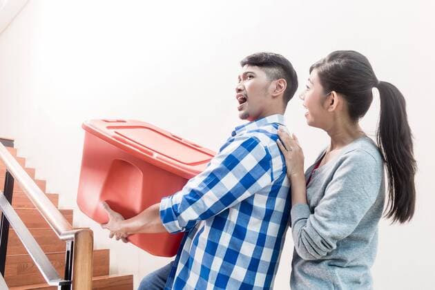  Young indonesian couple in stairway carrying removal crate ,model released, Symbolfoto  Copyright: xKzenonx Panthermedia25859756