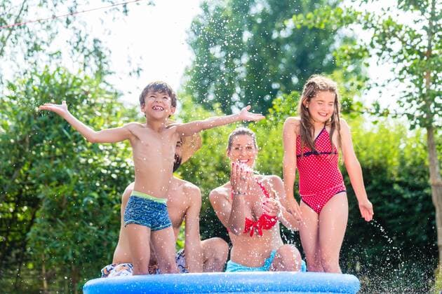  Family cooling down splashing water in garden pool ,model released, Symbolfoto  Copyright: xKzenonx Panthermedia25859825