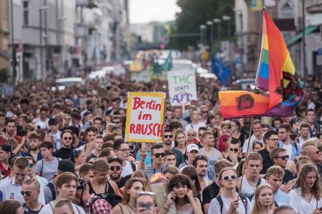 News Themen der Woche KW32 Berlin, 23. Hanfparade 2019 Im Bild ist die Demo und ein Schild mit Berlin im Rausch zu sehen. Die Organisatoren der Demonstration fordern die Legalisierung von Cannabis als Rohstoff, Medizin und Genussmittel in Deutschland. Berlin Berlin Deutschland *** Berlin, 23 Hanfparade 2019 The picture shows the demonstration and a sign with Berlin in intoxication The organisers of the demonstration demand the legalisation of cannabis as a raw material, medicine and luxury food in Germany Berlin Berlin Berlin Germany