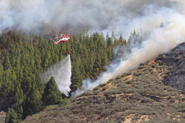 News Themen der Woche KW32 News Bilder des Tages A helicopter takes part in the extinction works of a forest fire in Gran Canaria, Canary Islands, 10 August 2019. Forest fire in Gran Canaria !ACHTUNG: NUR REDAKTIONELLE NUTZUNG!  Copyright: xElviraxUrquijoxA.x GRAFCAN5754 20190810-637010602665113844