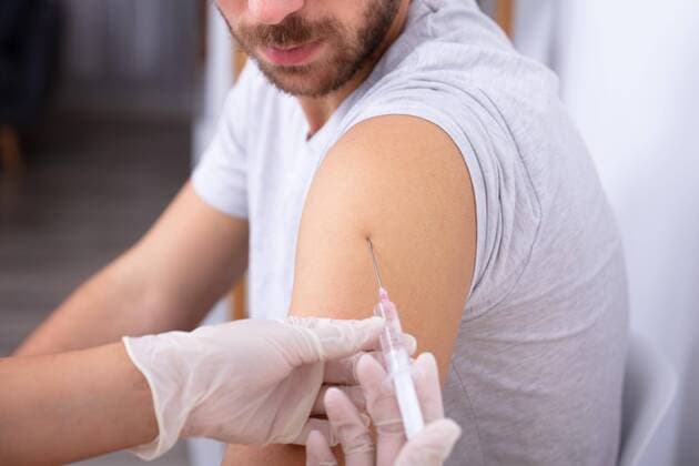  Doctor Injecting Patient With Syringe ,model released, Symbolfoto  Copyright: xAndreyPopovx Panthermedia26067847