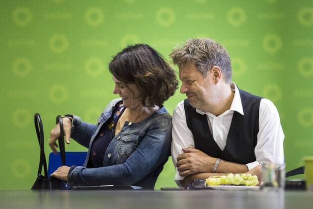 News Themen der Woche KW33 News Bilder des Tages Robert Habeck (R), Parteivorsitzender von Buendnis 90 Die Gruenen, und Annalena Baerbock (L), Buendnis 90 Die Gruenen Parteivorsitzende, aufgenommen vor der Vorstandssitzung der Gruenen in Berlin, 12.08.2019. Berlin Deutschland *** Robert Habeck R , Party Chairman of Alliance 90 The Greens, and Annalena Baerbock L , Alliance 90 The Greens Party Chairwoman, taken before the Greens executive meeting in Berlin, 12 08 2019 Berlin Germany Copyright: xFlorianxGaertner photothek.netx