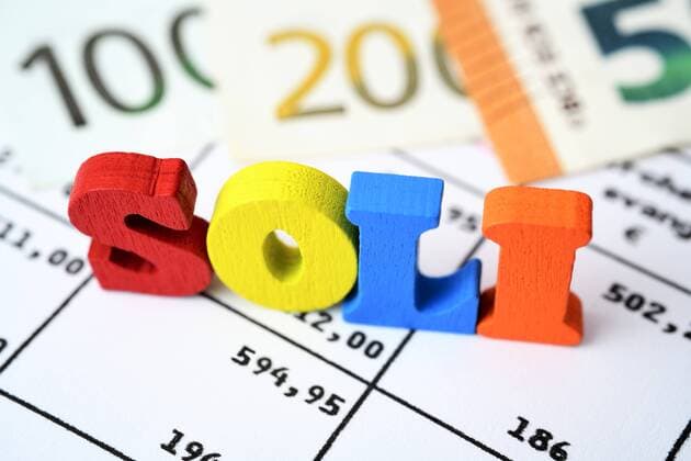 Bunte Buchstaben bilden das Wort Soli auf einem Steuerschreiben, Symbolfoto SolidaritÃ¤tszuschlag *** Colorful letters form the word Soli on a tax letter, symbol photo solidarity surcharge ** NUR FUER REDAKTIONELLE ZWECKE ** EDITORIAL USE ONLY **